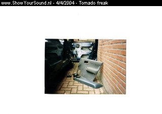 showyoursound.nl - tornado freak - tornado freak - standaarddeuren.jpg - de gedemonteerde deur met de oude en de nieuwe luidsprekersBRde oude serie was een pioneer 13 cm coax